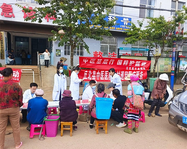 <strong>针灸贴敷耳穴“三技”齐下，慢病筛查中医治疗一站搞定 ——丘北县中医医院“中医基层行”走进腻脚乡</strong>